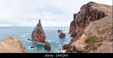 Vista panoramica di alcune le formazioni rocciose costiere lungo la Vereda da Ponta de Sao Lourenco area di passeggio sulla penisola orientale dell'isola di Madeira. Foto Stock