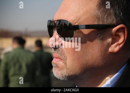 Tehran, Teheran, Iran. Gen 8, 2020. L'Ucraina ambasciatore in Iran Sergey Burdylyak assiste a visitare un Boein 737 jet per la Ukraine International Airlines crash site circa 50km a sud di Tehran, Iran. Tutti i 176 passeggeri a bordo uccisi durante un ucraino crash aereo poco dopo il decollo da l'Imam Khomeini International airport Credito: Rouzbeh Fouladi/ZUMA filo/Alamy Live News Foto Stock