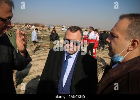 Tehran, Teheran, Iran. Gen 8, 2020. L'Ucraina ambasciatore in Iran Sergey Burdylyak (C) assiste a visitare un Boein 737 jet per la Ukraine International Airlines crash site circa 50km a sud di Tehran, Iran. Tutti i 176 passeggeri a bordo uccisi durante un ucraino crash aereo poco dopo il decollo da l'Imam Khomeini International airport Credito: Rouzbeh Fouladi/ZUMA filo/Alamy Live News Foto Stock