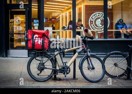 Una consegna GrubHub bicicletta parcheggiata di fronte un Chipotle ristorante a New York sabato 4 gennaio, 2020. (© Richard B. Levine) Foto Stock