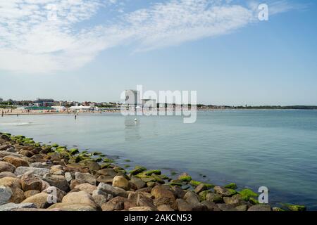 (WARNEMUENDE ROSTOCK), Germania - Luglio 25, 2019: vista del lungomare, la spiaggia e i vacanzieri Foto Stock