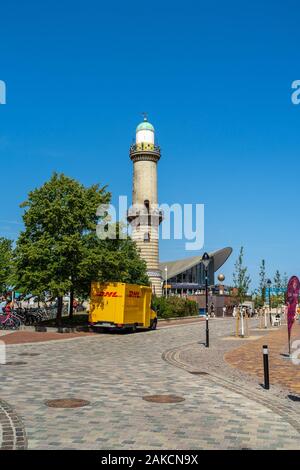 (WARNEMUENDE ROSTOCK), Germania - Luglio 25, 2019: i punti di riferimento di Warnemuende, vecchio faro e costruire Teepott. Foto Stock