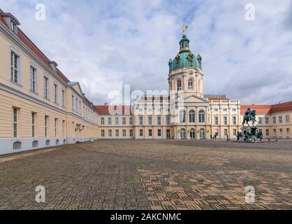 Bellissima vista del cortile d'ingresso del Castello di Charlottenburg di Berlino, Germania Foto Stock
