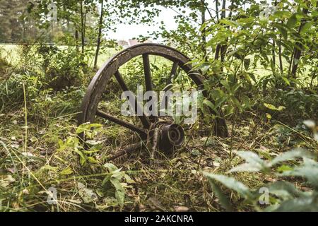 Il vecchio cavallo di legno carrello ruota. Stilizzazione vintage. Foto Stock