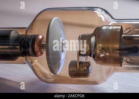 Vuoto la fiala di vetro di un tubo a raggi X con anodo rotante visibile Foto Stock