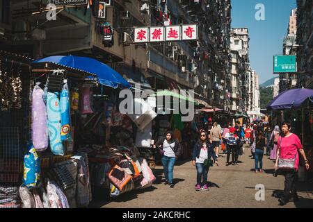 Hong Kong Cina - Novembre 2019: gente che cammina sulla strada del mercato di HongKong, MongKok Foto Stock