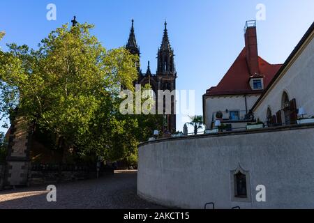 MEISSEN, Germania - 12 ottobre 2019: edifici storici nella piazza del Castello di Albrechtsburg e Cattedrale di Meissen. Foto Stock