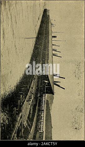 Foto di Panama; la natura e la vita nella terra del canal grande . Foto ANAMA. piloni erano pieni di vita e di attività, e yer.itable pandemoniums del lavoro; per, theirmad in fretta e desideroso adoperano per suprem-acy nell'arte del carrello-wheeling, buona-nat-ured carrello-uomini urtato contro ogni otherfrequently, mentre il potente carro-trans-facchini ruotata verso i loro pesanti sling-loadsaround con un pendolo-come regolarità,e un whir!-whir!-whir! E poi de-riconosceva i loro fardelli sui moli. A La Boca grande macchina-negozi, gestito dalla Commissione, wherethe riparazioni per tutte le floating Foto Stock