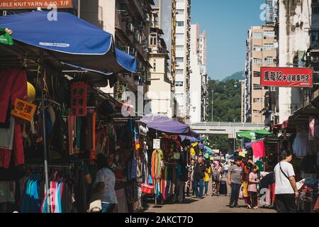 Hong Kong Cina - Novembre 2019: gente che cammina sulla strada del mercato di HongKong, MongKok Foto Stock