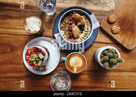 Sana colazione con chia budino di fragole, fiocchi d'avena ciotola e una tazza di cappuccino Foto Stock