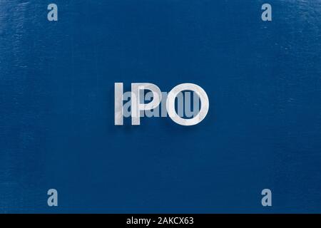 La sigla IPO - initial public offering - di cui con metallo argento lettere sul classico sfondo blu. Foto Stock