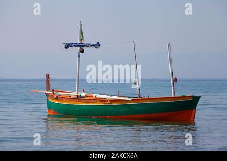 Pescatore chiatta vuota galleggia in mare (n. di persone intorno a) Foto Stock