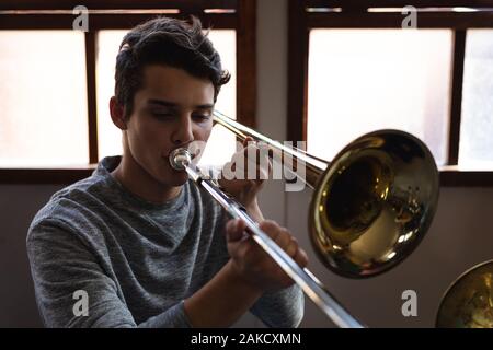 Musicisti adolescenti ripassando Foto Stock