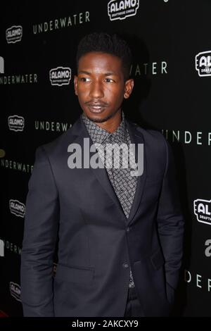 Los Angeles, Stati Uniti d'America. 07Th gen, 2020. Mamoudou Athie al ventesimo secolo Fox lo screening della ventola di "Underwater'. Tenuto presso la Alamo DraftHouse Cinema a Los Angeles, CA, 7 gennaio 2020. Foto: Richard Chavez/PictureLux Credito: PictureLux/Hollywood Archive/Alamy Live News Foto Stock