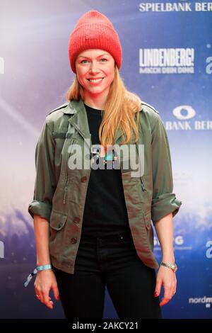 Amburgo, Germania. 07Th gen, 2020. Ester Roling, attrice, giunge alla premiere del film "Lindenberg! Fare la vostra cosa!". Credito: Christian Charisius/dpa/Alamy Live News Foto Stock