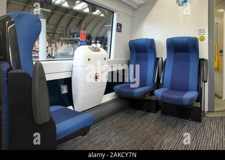 Sedi e spazi per gli utenti di sedia a rotelle all'interno del Nord classe rampa 170 'Turbostar' diesel multiple unit treno. York, Regno Unito. Foto Stock