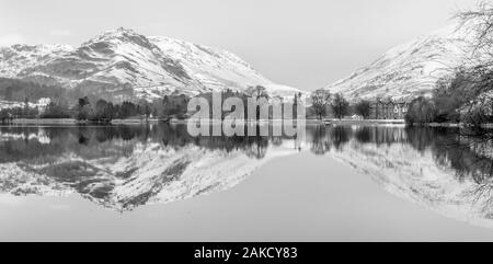 Bianco e nero, immagine panoramica,grasmere lago dalla terrazza loughrigg, Lake District cumbria neve invernale Inghilterra uk gb Foto Stock