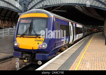 Ferroviaria settentrionale 170 Classe 'Turbostar' diesel multiple unit treno. York, Regno Unito. Foto Stock