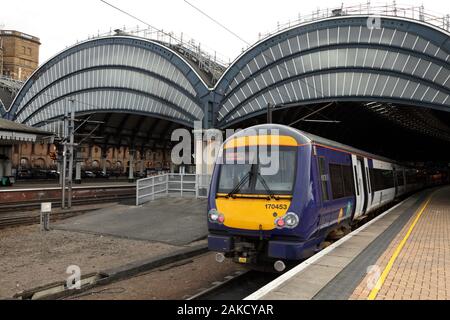 Ferroviaria settentrionale 170 Classe 'Turbostar' diesel multiple unit treno. York, Regno Unito. Foto Stock