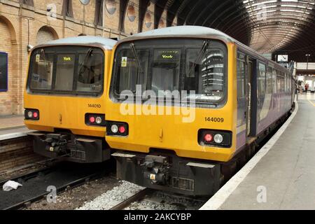 Rampa settentrionale classe 144 'spacer' diesel multiple unit treni poco prima del ritiro dal servizio nel 2020. York, Regno Unito. Foto Stock