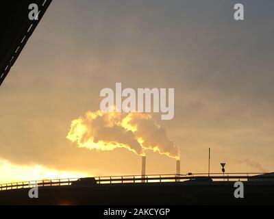 Foto dell'inquinamento ecologico della zona industriale della città di Kyiv. Inquinamento atmosferico da industria pesante al mattino al sorgere del sole in inverno Foto Stock