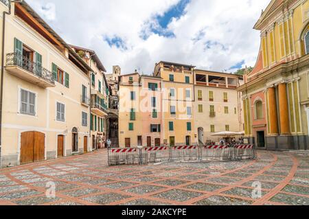 Vista la stretta entrata e antico castello fortezza di la murata medievale cittadina collinare di Dolceacqua dietro alla piazza di Sant Antonio Abate Foto Stock