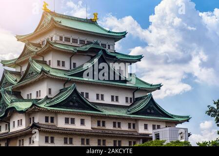 In Giappone il Castello di Nagoya. Giorno d'estate. Famoso castello giapponese con un tetto verde. Foto Stock