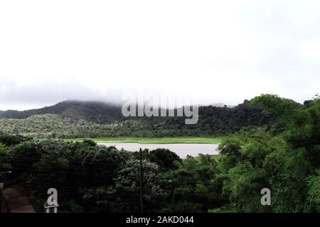 Il bel lago nella foresta pluviale e le montagne. Grand Etang National Forest con vista del lago e della foresta di pioggia nuvole Grenada Foto Stock