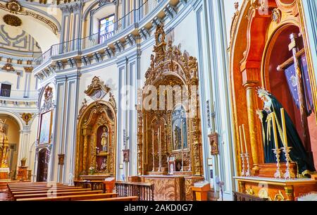 MALAGA, Spagna - 26 settembre 2019: la ornano le cappelle di San Felipe Neri chiesa con dorato, sculture, statue, colonne e modelli, il 26 settembre ho Foto Stock