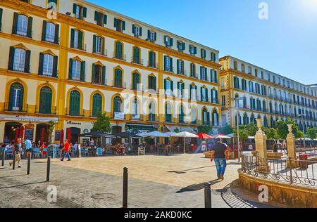 MALAGA, Spagna - 26 settembre 2019: tradizionale architettura Mediterranea di Malaga storica in Plaza de la Merced (quadrato) - gli edifici con molti wi Foto Stock