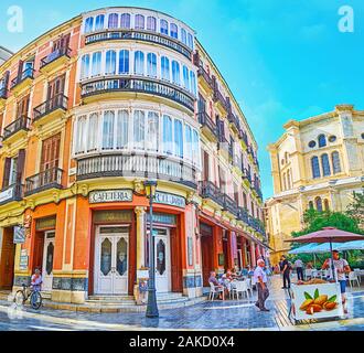 MALAGA, Spagna - 26 settembre 2019: il Mediterraneo classico edificio con facciata ad angolo, grandi balconi e cafe al piano terra in Cister str Foto Stock
