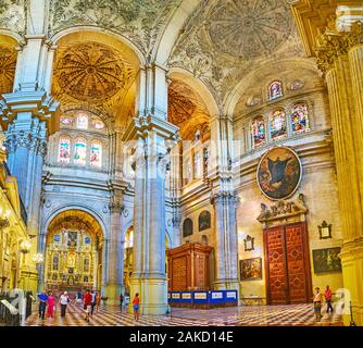 MALAGA, Spagna - 26 settembre 2019: interno della bella cattedrale storica con complesse decorazioni in pietra, finestre di vetro colorato, dipinti di un Foto Stock