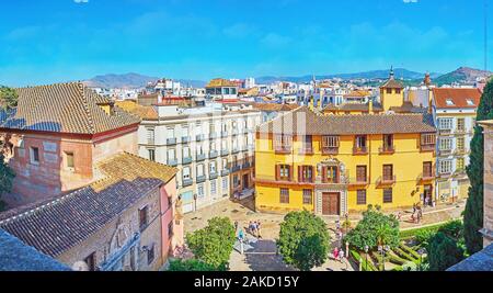 MALAGA, Spagna - 26 settembre 2019: La scena urbana dal tetto della Cattedrale di Malaga con una vista sulla facciata di Zea Salvatierra palazzo in Calle Santa Foto Stock