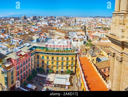 MALAGA, Spagna - 26 settembre 2019: la vista su Plaza del Obispo quadrato con caffè all'aperto, ristoranti e Palacio Episcopal (Palazzo del Vescovo da r Foto Stock