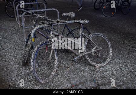 Berlino, Germania. 08 gen, 2020. Biciclette coperto con escrementi stand presso il Kottbuser Tor. Credito: Paolo Zinken/dpa/Alamy Live News Foto Stock