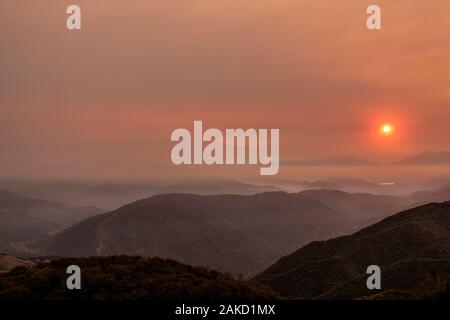 Immagini di una valle piena di fumo da un incendio vicino alla Los Padres National Forest in California. Foto Stock
