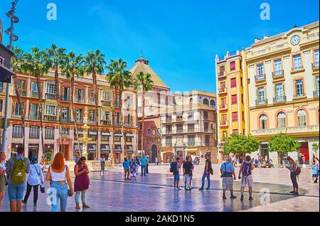 MALAGA, Spagna - 26 settembre 2019: Il complesso architettonico di Plaza de la Constitucion (Piazza della Costituzione) con dimore storiche, vicolo di Palm Foto Stock