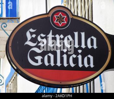 Torremolinos, Spagna. Gen 8, 2020. Estrella Galicia birra segno visibile di fuori di un bar in Costa del Sol, Spagna Credito: Keith Mayhew/SOPA Immagini/ZUMA filo/Alamy Live News Foto Stock