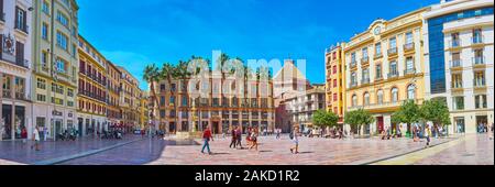 MALAGA, Spagna - 26 settembre 2019: Panorama di Piazza della Costituzione con negozi e caffetterie in edifici classici e scolpita in pietra Fontana di Genova in fro Foto Stock