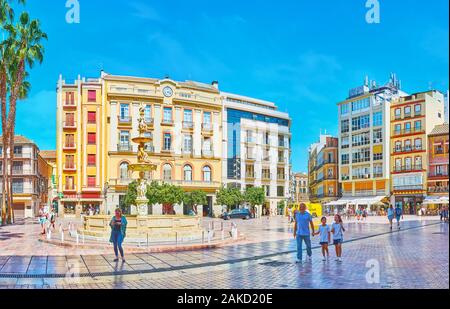 MALAGA, Spagna - 26 settembre 2019: Piazza Costituzione vanta edifici storici in stile classico, molte caffetterie turistici, negozi di moda e marmo Ge Foto Stock