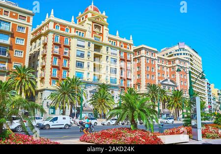 MALAGA, Spagna - 26 settembre 2019: la luminosa begonia aiuole di fiori in piazza Marina con una vista su scenic complesso architettonico sullo sfondo, su Foto Stock