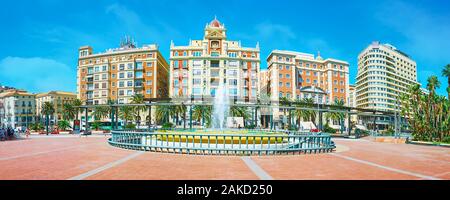 MALAGA, Spagna - 26 settembre 2019: Panorama della Plaza de la Marina (Marina Square) con fontana, palme e architettura classica su sfondo, Foto Stock