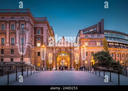 Twilight vista del centro di Stoccolma con la famosa Riksbron ponte che conduce verso il Riksdag edificio del parlamento al crepuscolo, Svezia e Scandinavia Foto Stock