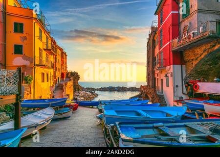 Riomaggiore village street, barche e mare in cinque terre al tramonto, il Parco Nazionale delle Cinque Terre Liguria Italia Europa. Foto Stock