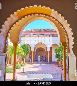 MALAGA, Spagna - 26 settembre 2019: La scenic Patio de los Naranjos (Orange Garden Court) dell'Nasrid Palace (Palacio Nazari), attraverso l'scolpito un Foto Stock