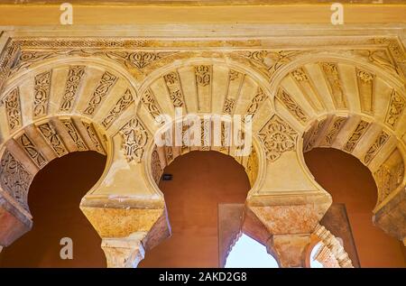 MALAGA, Spagna - 26 settembre 2019: Il ferro di cavallo intagliato arcade del Patio de la alberca in Nasrid Palace (Palacio Nazari) di Alcazaba fortezza, sett Foto Stock