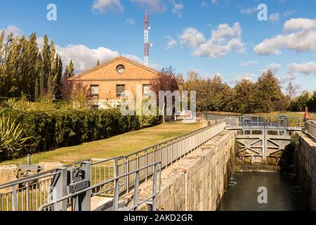 Valladolid, Spagna. Uno dei destini di chiuse (numero 42) del Canal de Castilla (Canal di Castiglia), costruito nel XVIII secolo Foto Stock