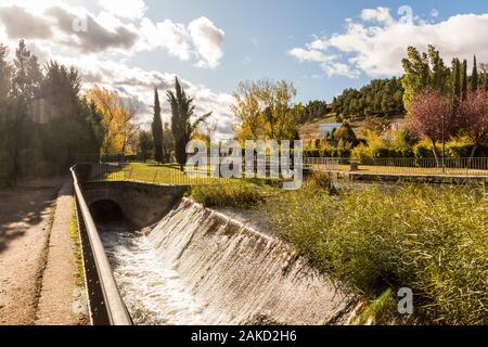 Valladolid, Spagna. Uno dei destini di chiuse (numero 42) del Canal de Castilla (Canal di Castiglia), costruito nel XVIII secolo Foto Stock