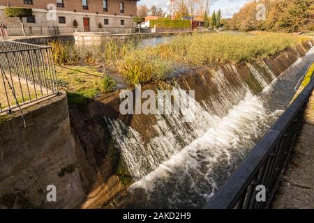 Valladolid, Spagna. Uno dei destini di chiuse (numero 42) del Canal de Castilla (Canal di Castiglia), costruito nel XVIII secolo Foto Stock