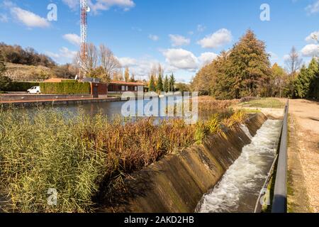 Valladolid, Spagna. Uno dei destini di chiuse (numero 42) del Canal de Castilla (Canal di Castiglia), costruito nel XVIII secolo Foto Stock